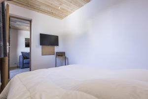 Postel nebo postele na pokoji v ubytování Résidence Le Domaine du Jardin Alpin - Courchevel 1850 + 37 fotografií