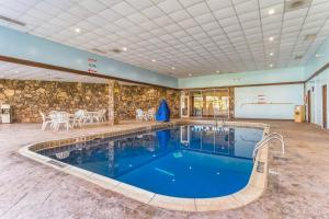 una piscina en una habitación con una pared de piedra en Comfort Inn Grantsville-Deep Creek Lake en Grantsville