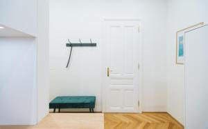 Habitación con puerta y banco verde en Brand Cozy Apartment, en Viena