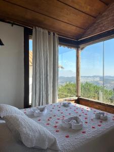 een slaapkamer met een bed met rode rozen erop bij Nosso Chalet in Lavras Novas