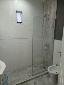 W łazience znajduje się przeszklony prysznic i toaleta. w obiekcie A mi manera - Casa de Sierra w mieście Villa Giardino