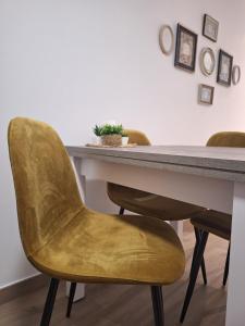 uma mesa de jantar com duas cadeiras e uma mesa com aitating em Aromas del Jiloca, la Trufa Negra em Calamocha