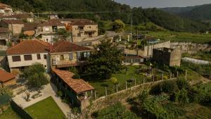 una vista aérea de un pueblo con casas en Casa A Chairiña y A Revolta, en Arnoia