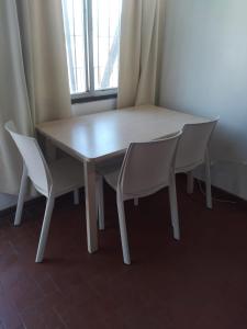 una mesa de madera y 2 sillas en una habitación en DEPARTAMENTO LA ESTACION en Tigre