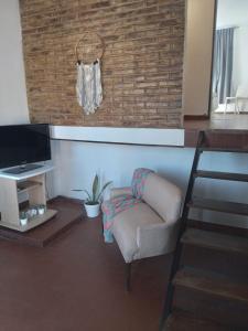 een woonkamer met een bank en een tv bij DEPARTAMENTO LA ESTACION in Tigre