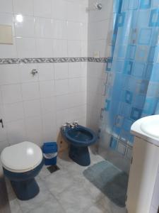 een badkamer met een toilet en een wastafel bij DEPARTAMENTO LA ESTACION in Tigre