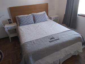 een bed in een kamer met 2 nachtkastjes en een bed sidx sidx sidx bij DEPARTAMENTO LA ESTACION in Tigre