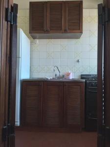 een keuken met een wastafel en een koelkast bij DEPARTAMENTO LA ESTACION in Tigre
