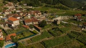 una vista aérea de un pueblo con casas y un río en Casa A Chairiña y A Revolta en Arnoia