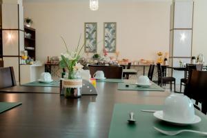 Megal Suites Hotel餐廳或用餐的地方