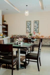 Megal Suites Hotel餐廳或用餐的地方