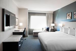 Hilton Garden Inn Minneapolis - University Area客房内的一张或多张床位