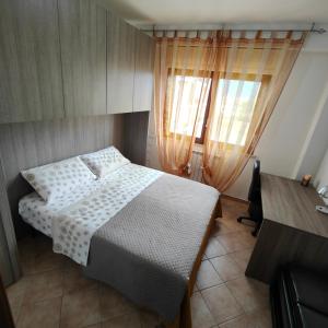 Säng eller sängar i ett rum på Appartamento Oasi di Pontenuovo