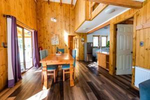 comedor con mesa de madera y sillas en TERMAS DE CHILLAN Las Trancas en Chillán