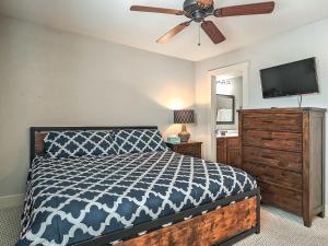 a bedroom with a bed and a ceiling fan at Quiet Plaza Two bedroom 2 Bathroom in Kansas City