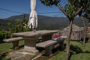 Vista general de una montaña o vista desde the country house 