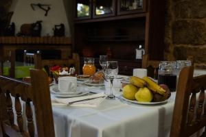 Comida en o cerca of this country house
