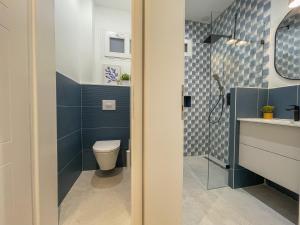 un baño con inodoro y lavabo en P432 Elitehost Podmaniczky Apartment, en Budapest 12 fotos más