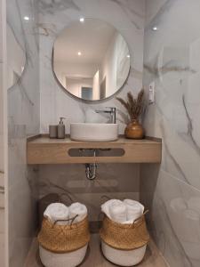 ein Bad mit einem Waschbecken und einem Spiegel in der Unterkunft Aromas del Jiloca, la Trufa Negra in Calamocha