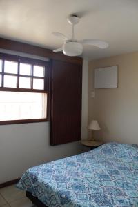 a bedroom with a bed and a ceiling fan at Casa em Búzios com Vista para o Mar in Búzios