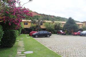 ein Auto parkt auf einem Parkplatz neben einem Haus in der Unterkunft Casa em Búzios com Vista para o Mar in Búzios