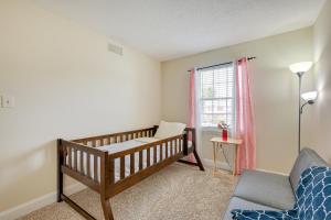 1 dormitorio con cuna, silla y ventana en Pet-Friendly Fort Washington Home Near DC!, en Fort Washington