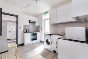 Kuchyň nebo kuchyňský kout v ubytování Modern Designer Studio Flat London + 3 fotografie