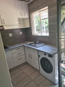 Η κουζίνα ή μικρή κουζίνα στο Serene on St James