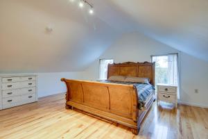 een slaapkamer met een houten bed en een dressoir bij Wright Retreat on Woodbury Lake Deck and Fire Pit! 