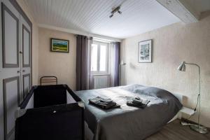 een slaapkamer met een bed en een raam bij Appartement d'une chambre avec vue sur la ville et wifi a Embrun in Embrun