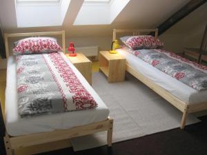 2 camas individuais num quarto com um sótão em Apartmány Krkoškova em Brno