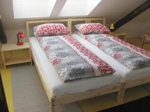 uma cama com duas almofadas num quarto em Apartmány Krkoškova em Brno