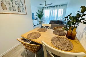 una mesa de comedor de madera con sillas y una planta en Cosy apartment in the center of Bordeaux, en Burdeos