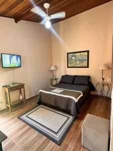 - une chambre avec un lit et un ventilateur de plafond dans l'établissement Sweet Room, à Mogi-Mirim