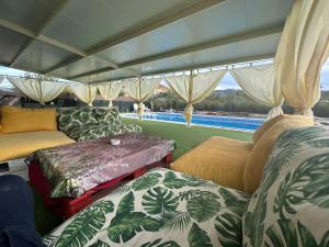 Легло или легла в стая в CHALET EN MURCIA con piscina de verano y spa a 36 grados
