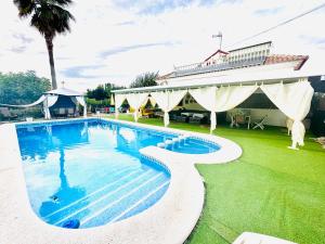 Der Swimmingpool an oder in der Nähe von CHALET EN MURCIA con piscina de verano y spa a 36 grados