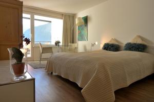 um quarto com uma cama grande e vista para o oceano em ArosaFlair em Arosa