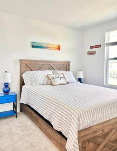 a bedroom with a large bed with a wooden headboard at Townhouse in Champions Gate in Davenport