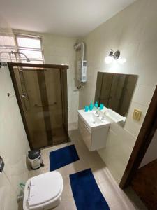 a bathroom with a toilet and a sink and a shower at charmoso vista mar apê copa 80 metros da praia in Rio de Janeiro