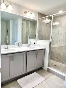 a bathroom with two sinks and a shower at Townhouse in Champions Gate in Davenport