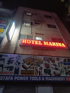 Un certificado, premio, letrero u otro documento en Hotel Marina