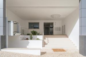 Η κουζίνα ή μικρή κουζίνα στο Lagos charming new 2 bedroom apartment built 2023