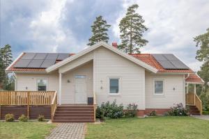 dom z panelami słonecznymi na dachu w obiekcie Villa Timmernabben w mieście Timmernabben