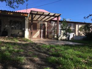 Το κτήριο όπου στεγάζεται  η παραθεριστική κατοικία