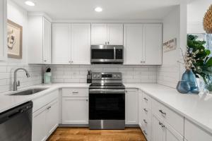 Η κουζίνα ή μικρή κουζίνα στο Sand Buckets Unit A, Ocean View Beach Townhouse