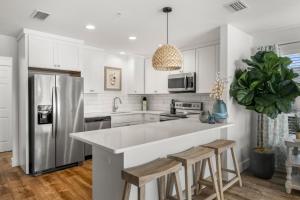 Η κουζίνα ή μικρή κουζίνα στο Sand Buckets Unit A, Ocean View Beach Townhouse