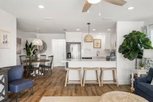 Η κουζίνα ή μικρή κουζίνα στο Sand Buckets Unit A, Ocean View Beach Townhouse