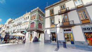 大加那利岛拉斯帕尔马斯Triana Rooms EH的城市街道上的一群建筑