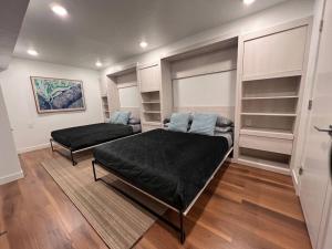 een slaapkamer met een bed en een bank en planken bij New Home w/Sunset View. (Great Price! Sleeps 11) in Salt Lake City