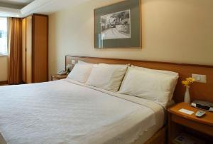 Cama ou camas em um quarto em Windsor Florida Hotel